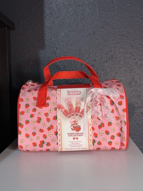 Strawberry Shortcake Accessories - Strawberry Shortcake Pink Duffle Hand Cream Set